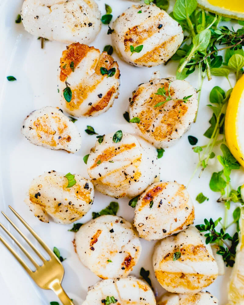 Grilled Scallops with Lemon Wedges